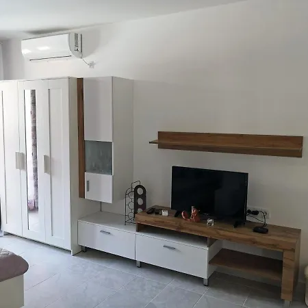 Comfortable Ground Floor דירה *